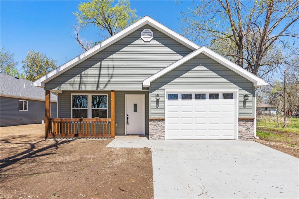 124 E Pacific Avenue, Osawatomie, KS 66064