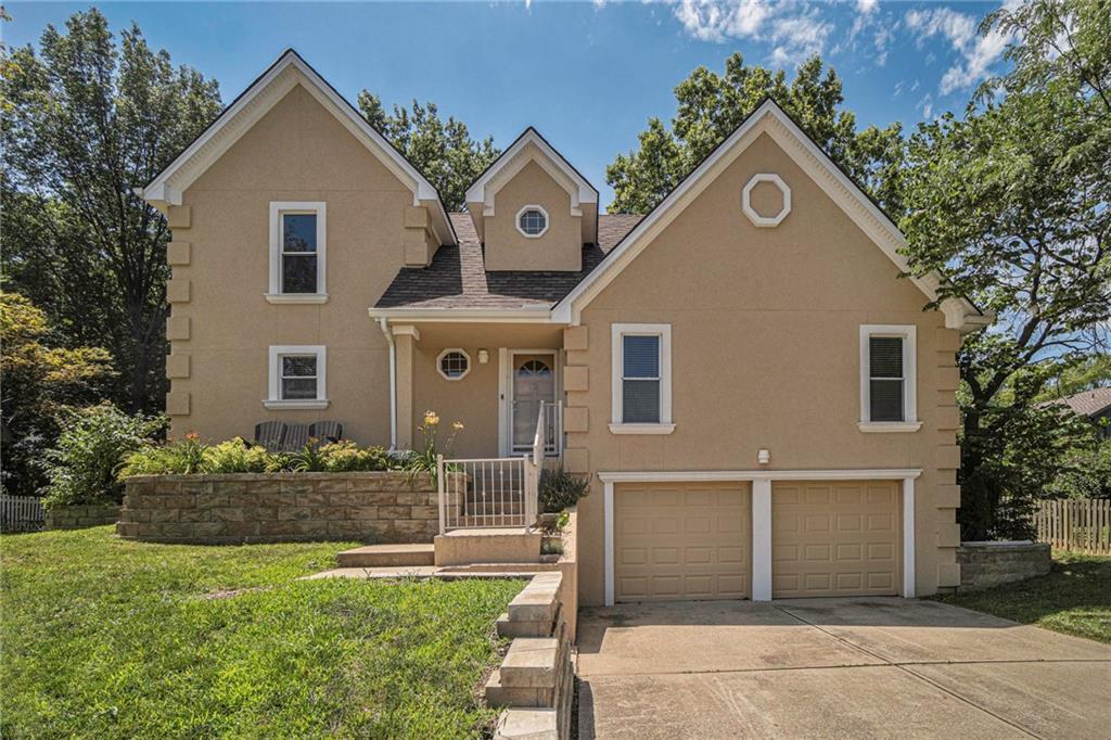 121 NE Wood Glen Lane, Lee's Summit, MO 64064