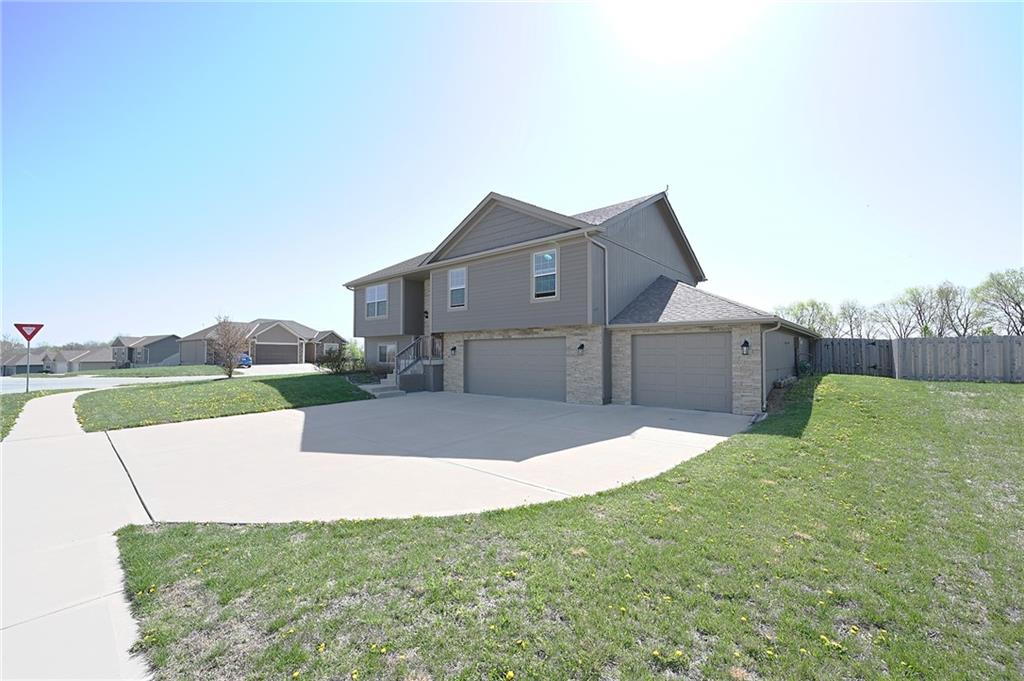 18307 Rock Creek Drive, Smithville, MO 64089