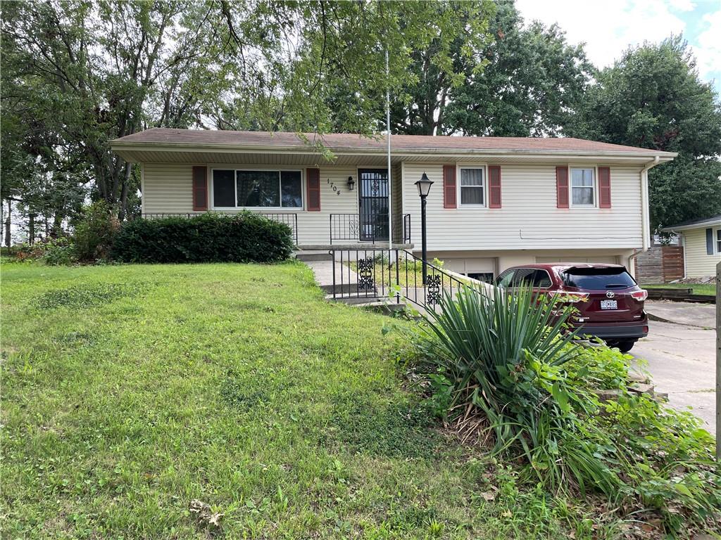 1704 Safari Drive, St Joseph, MO 64506