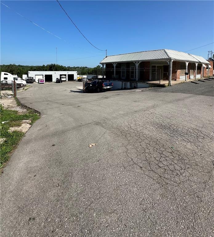 3040 Manchester Trafficway, Kansas City, MO 64129