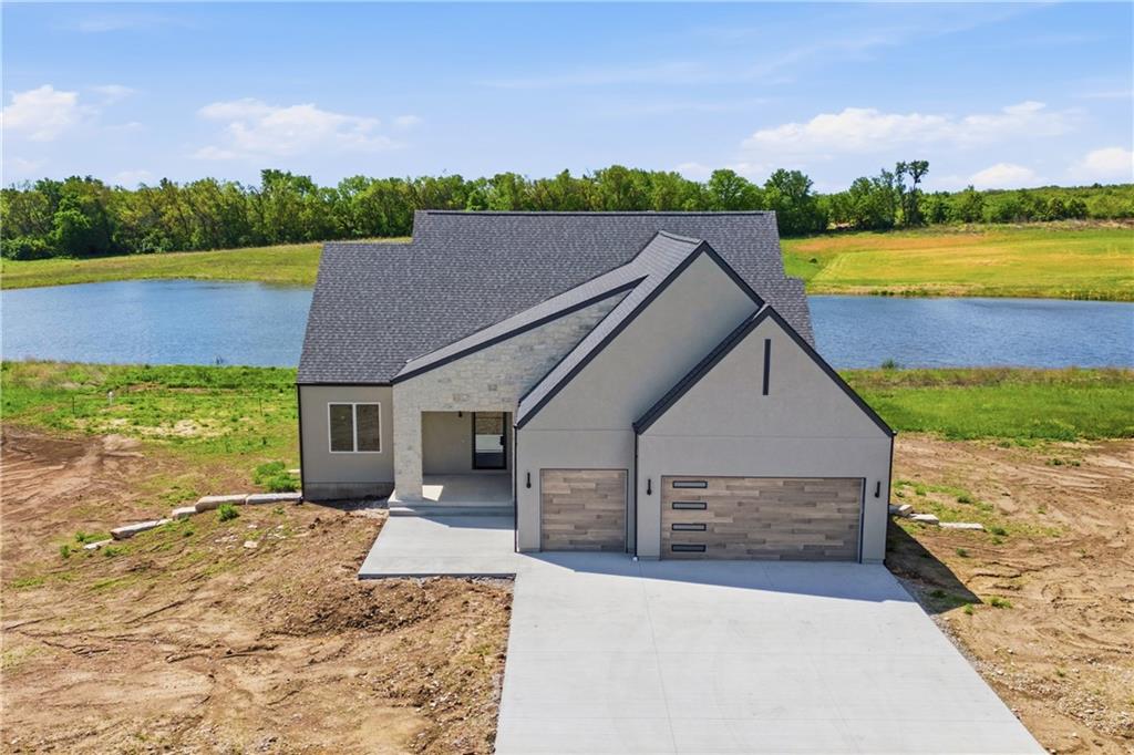 16055 W Eisenhower Road, Lansing, KS 66043