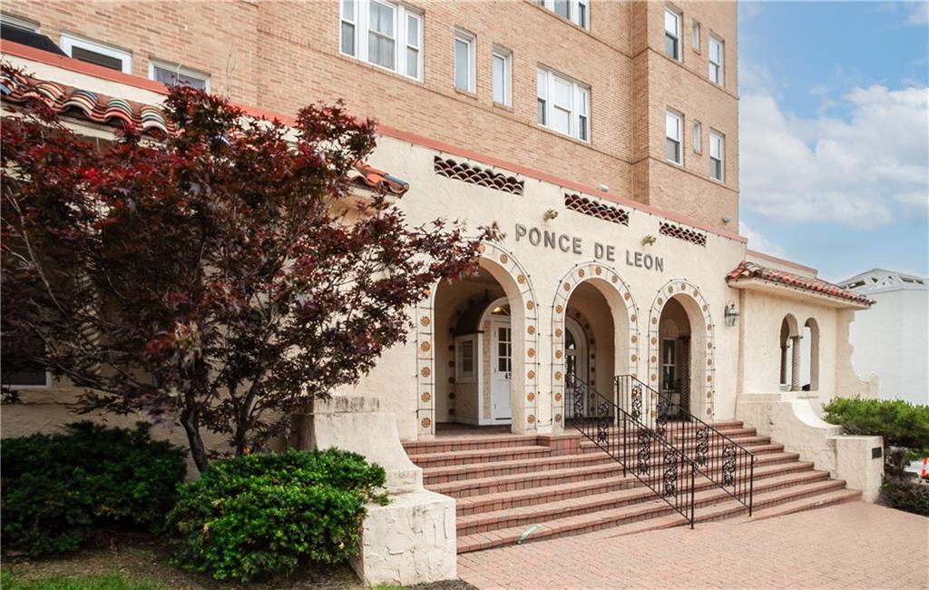 4555 MAIN Street, Kansas City, MO 64111