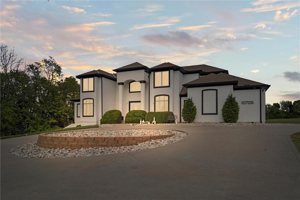 10705 Wildflower Drive, Lee's Summit, MO 64086