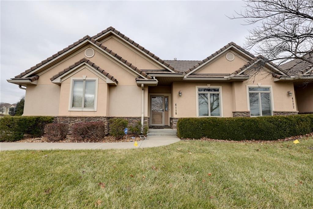 4118 NE Chapel Manor Court, Lee's Summit, MO 64064