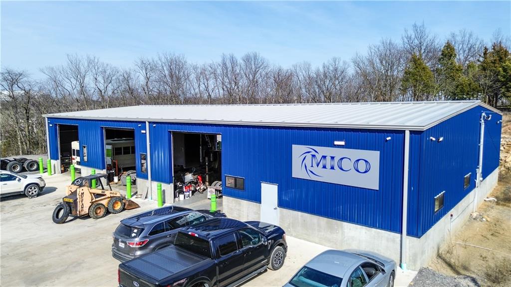 814 SE Sunny School Circle, Blue Springs, MO 64014