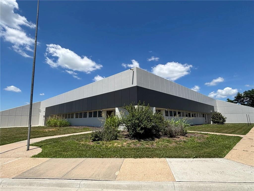 9000 Old Santa Fe Road, Kansas City, MO 64138