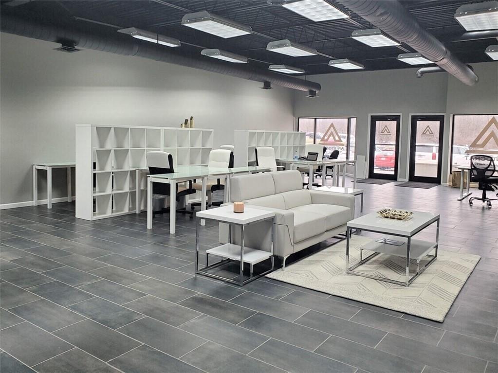 10002 N Ambassador Drive, Kansas City, MO 64153