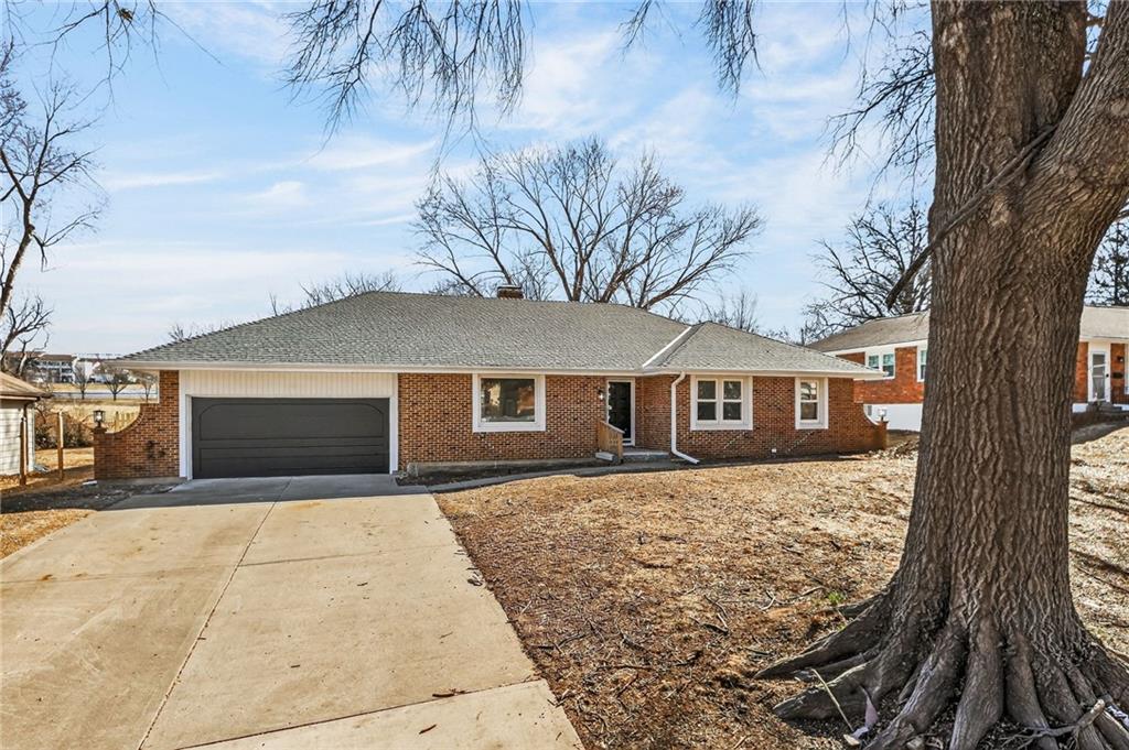 10437 Grand Avenue, Kansas City, MO 64114