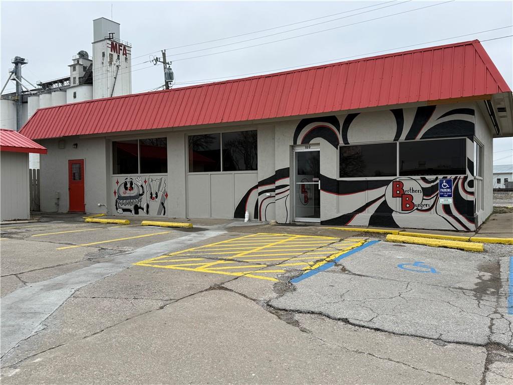 100 Fairground Avenue, Higginsville, MO 64037