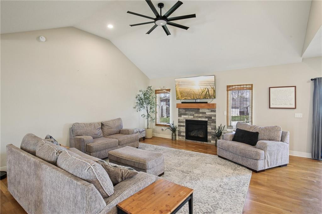 594 N Oakwood Lane, Tonganoxie, KS 66086
