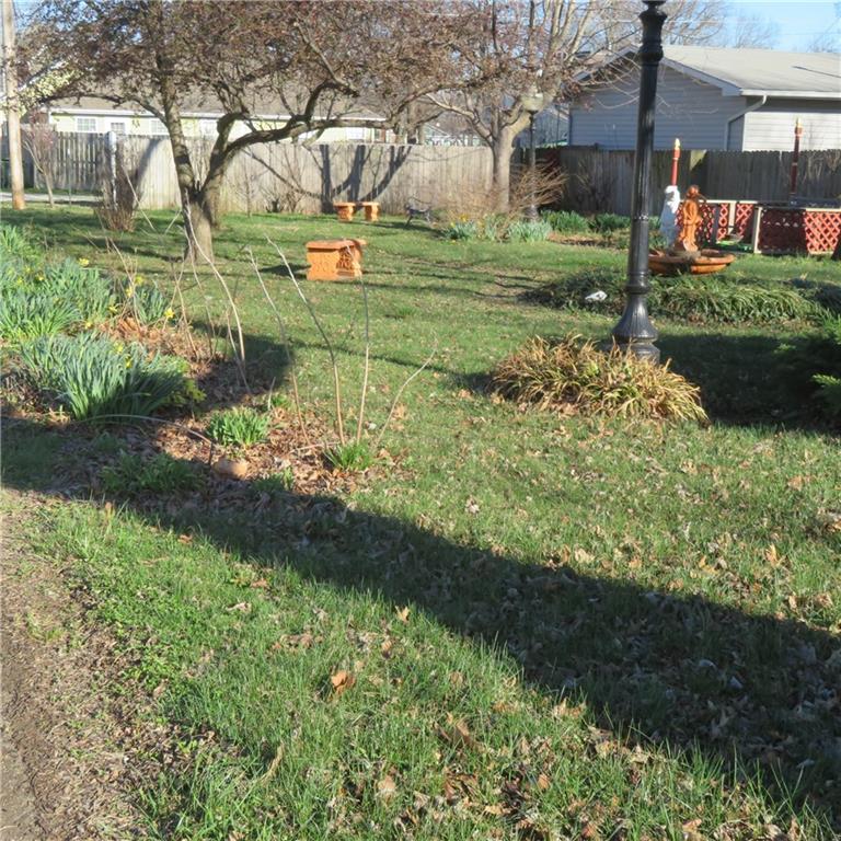 215 S COTTONWOOD Street, Iola, KS 66749