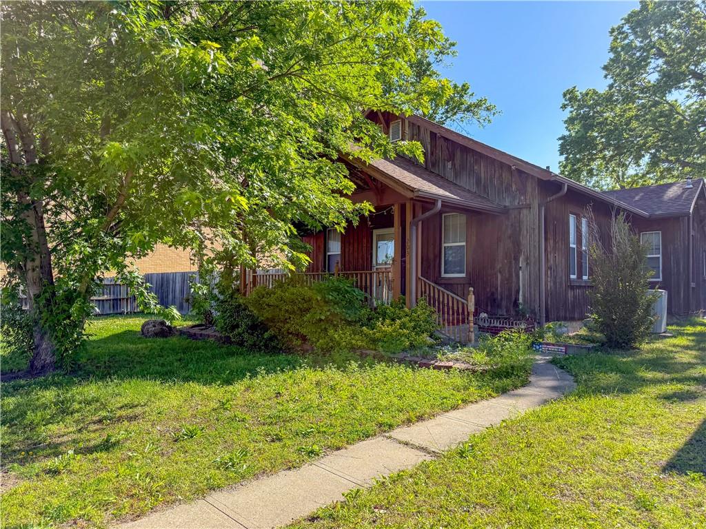 203 S Sycamore Street, Iola, KS 66749