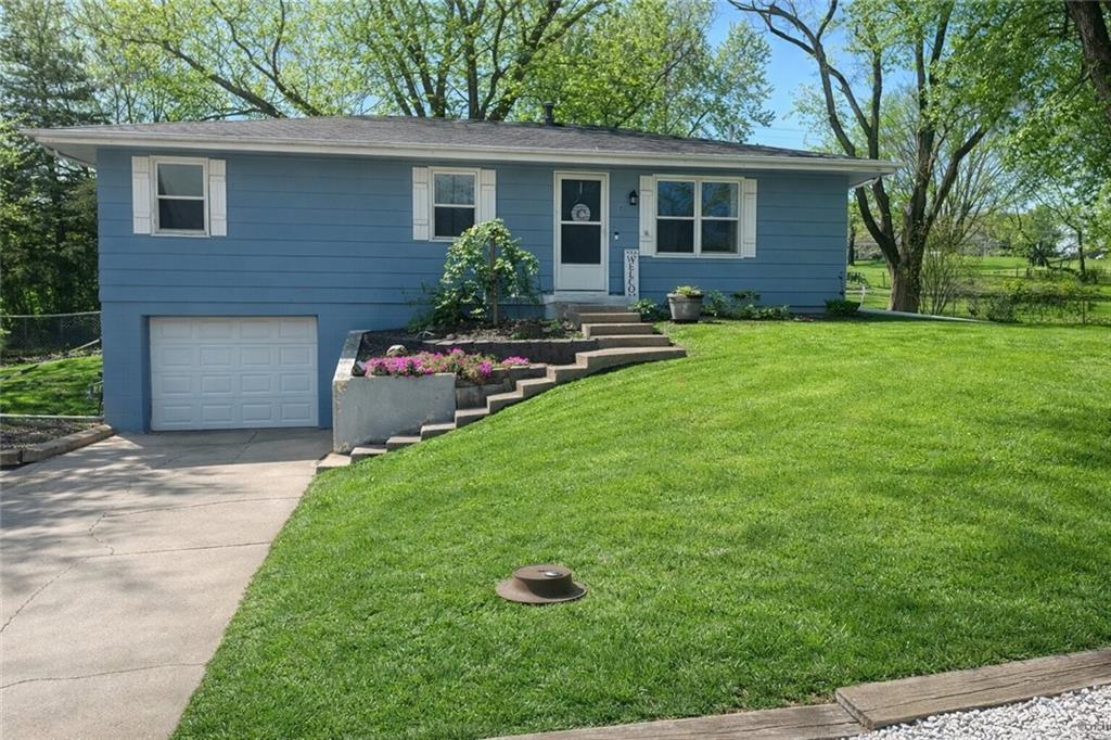 329 Lincoln Drive, Gower, MO 64454