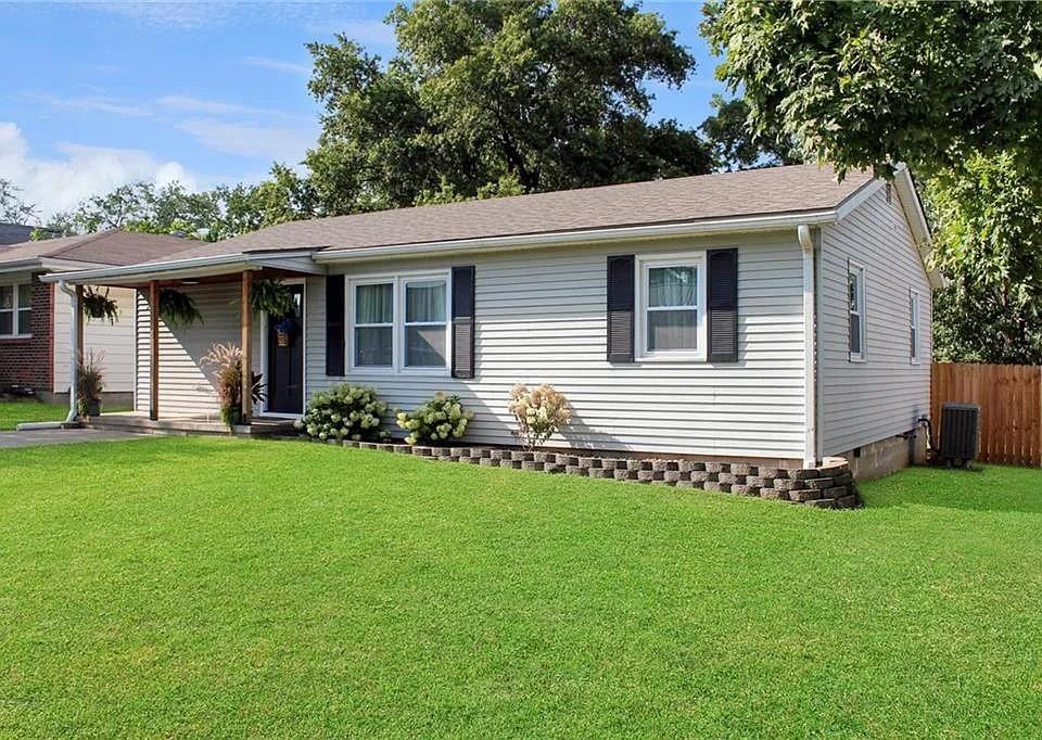 726 W Broadway Street, Higginsville, MO 64037