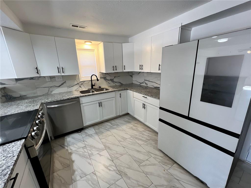 2019 Sunset Drive, Oak Grove, MO 64075