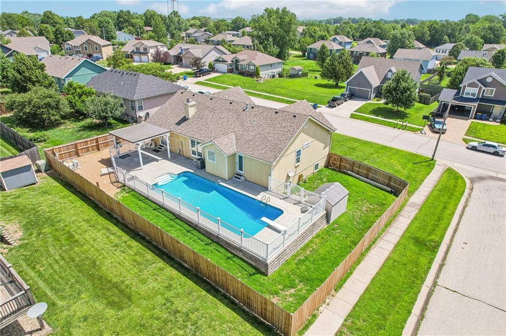 1322 S Greenwood Drive, Tonganoxie, KS 66086