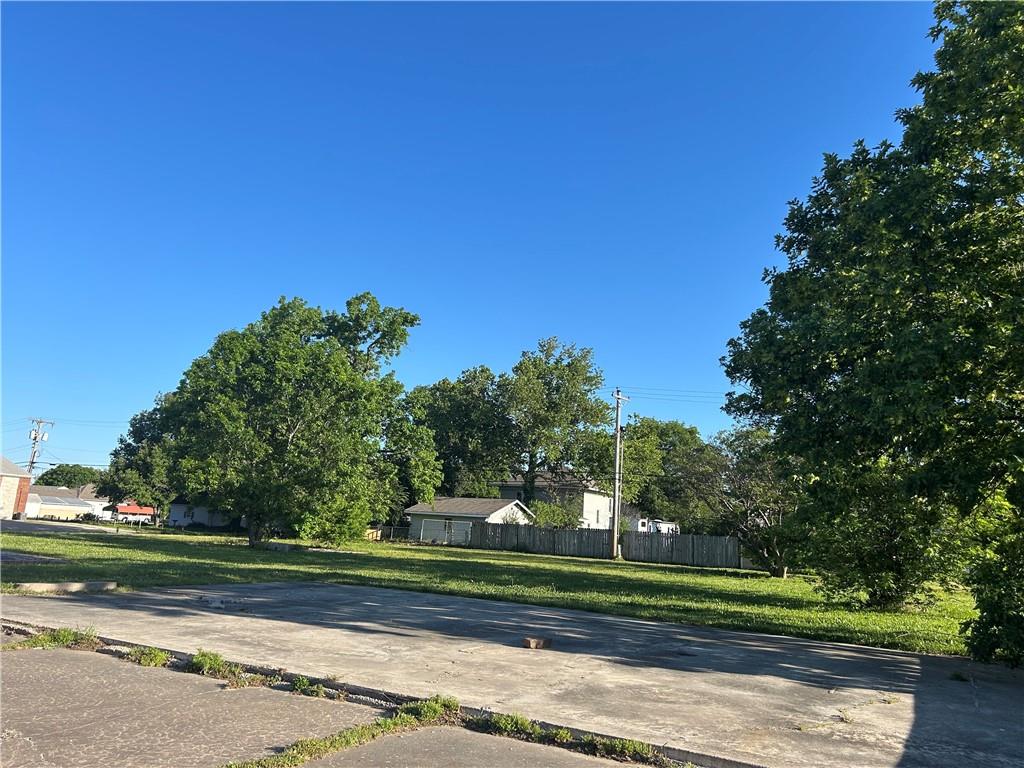 1412 W 8th Street, Coffeyville, KS 67337