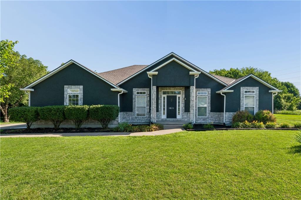 1611 Deer Run Road, Oak Grove, MO 64075