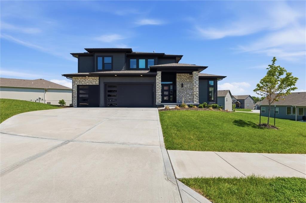 1628 SW Arborway Terrace, Lee's Summit, MO 64082