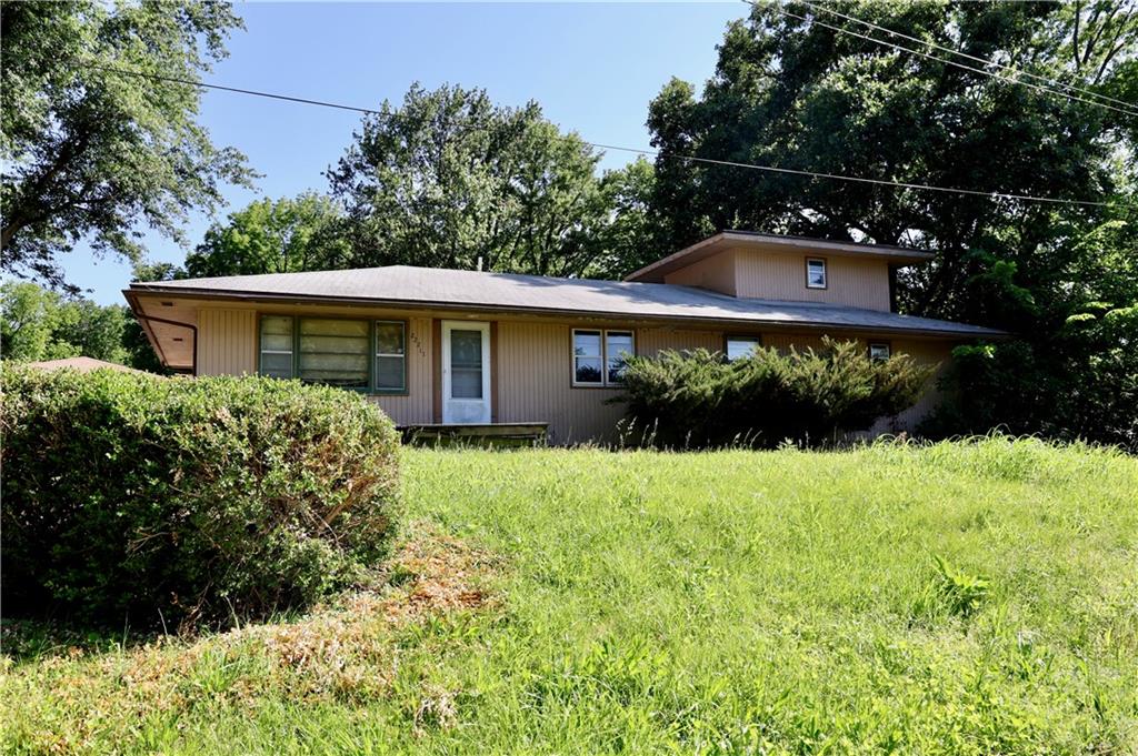 22211 E BLUE MILLS Road, Independence, MO 64058