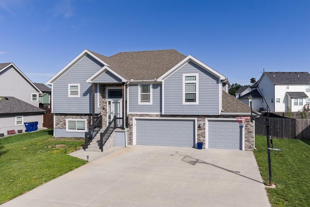 928 N Oak Terrace, Tonganoxie, KS 66086