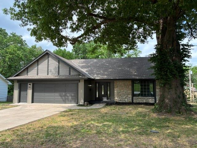 6807 Lakeshore Drive, Raytown, MO 64133