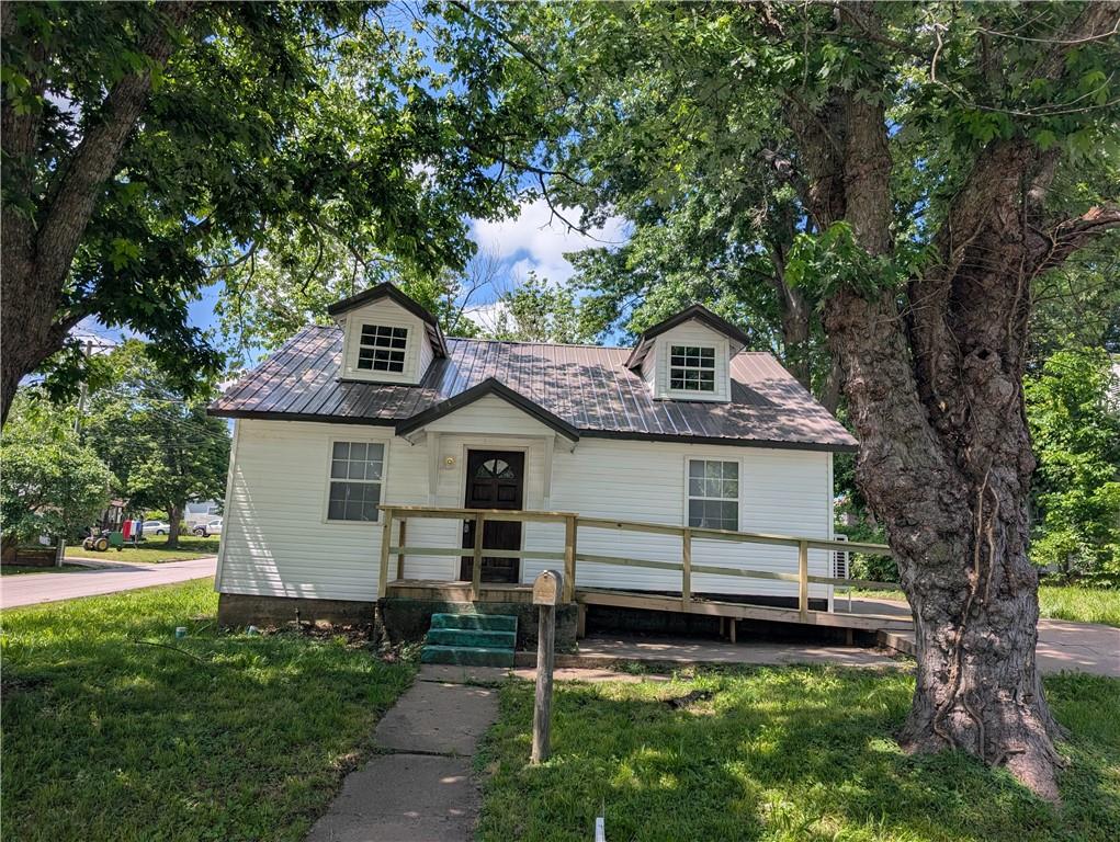 105 E Colorado Street, Windsor, MO 65360