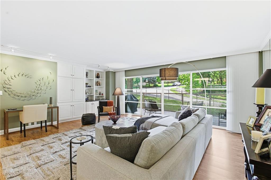 310 W 49th Street, Kansas City, MO 64112