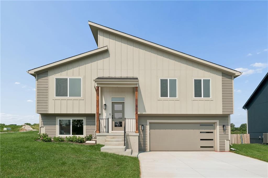 2112 SE Oak Ridge Drive, Oak Grove, MO 64075