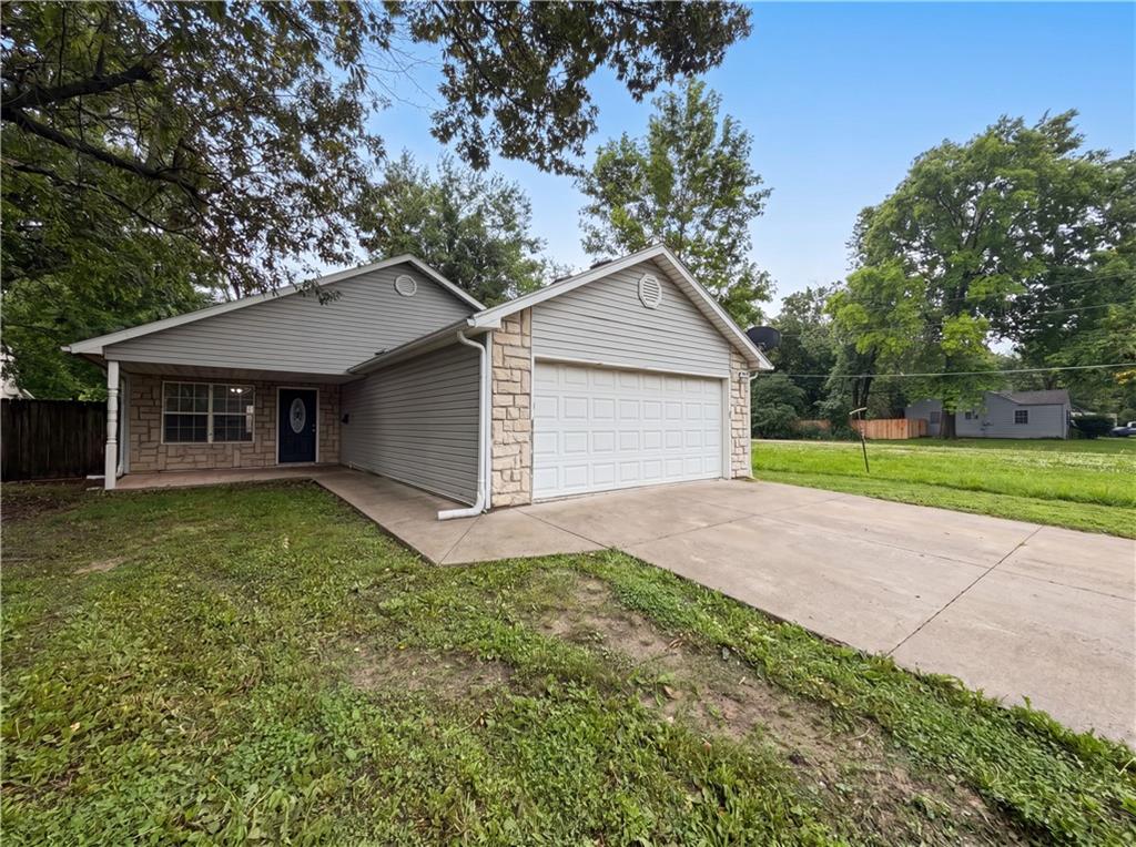 905 S Butler Terrace, Harrisonville, MO 64701