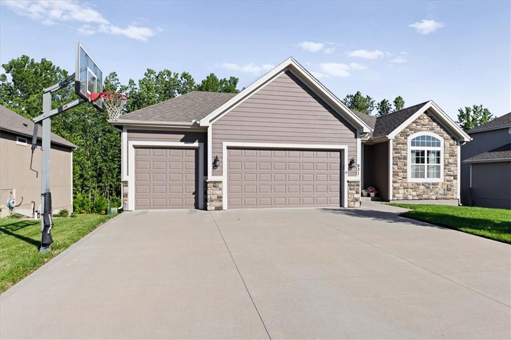 931 N Oak Terrace, Tonganoxie, KS 66086