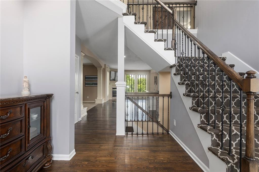 212 NE Hidden Ridge Lane, Lee's Summit, MO 64064