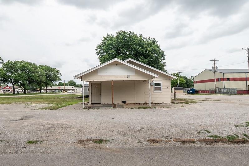 406 E Taylor Avenue, Caney, KS 67333