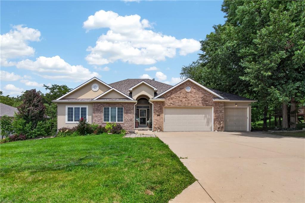 10402 NW River Hills Drive, Parkville, MO 64152