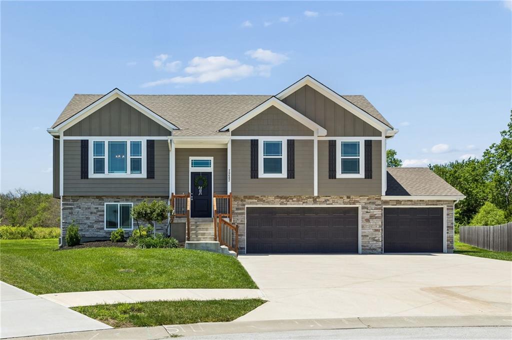 20602 Copper Creek Drive, Peculiar, MO 64078