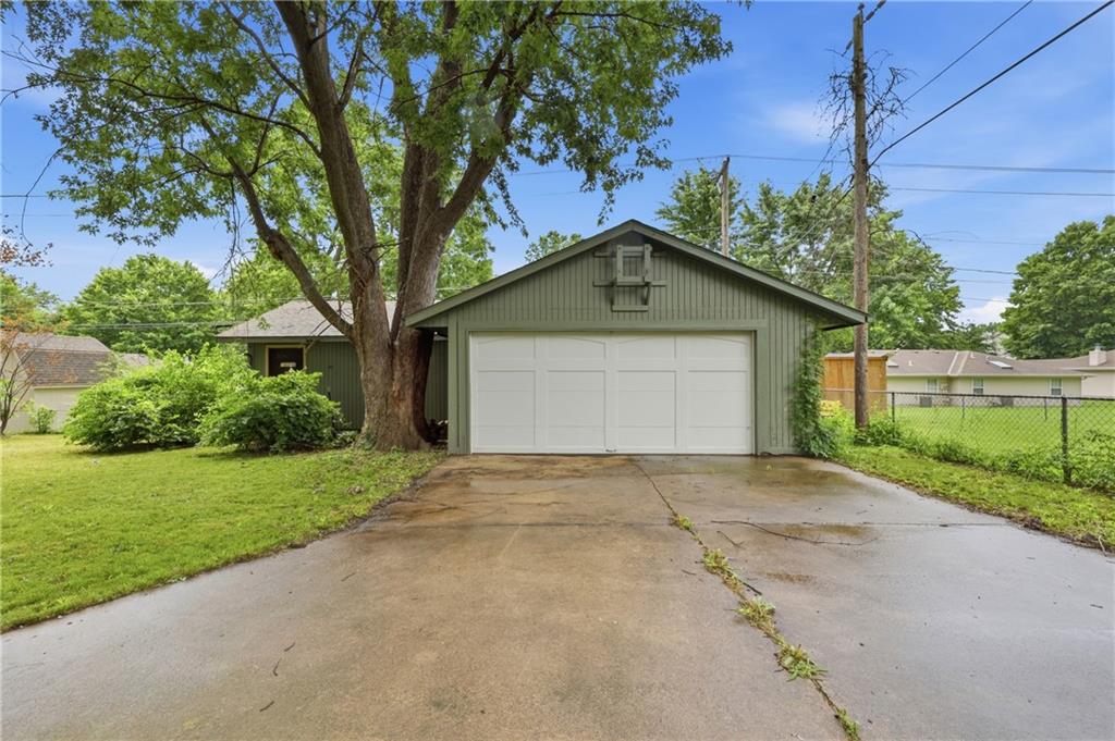 2526 Queen Ridge Drive, Independence, MO 64055