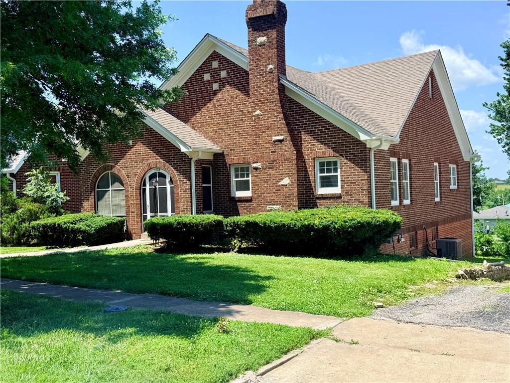 1608 N Walnut Street, Higginsville, MO 64037