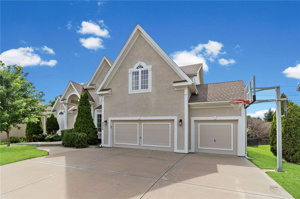 9020 N Oxford Avenue, Kansas City, MO 64157