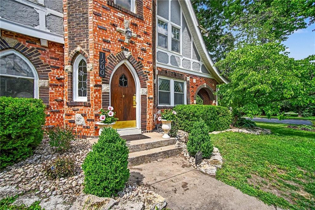 1200 W 72nd Street, Kansas City, MO 64114