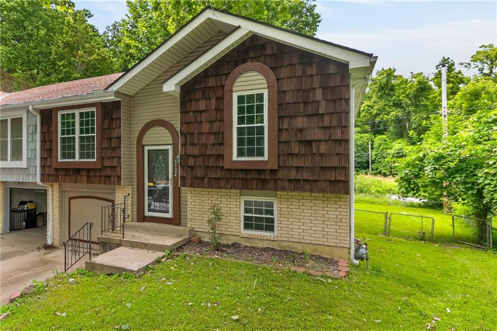 5924 NW Creekview Drive, Parkville, MO 64152