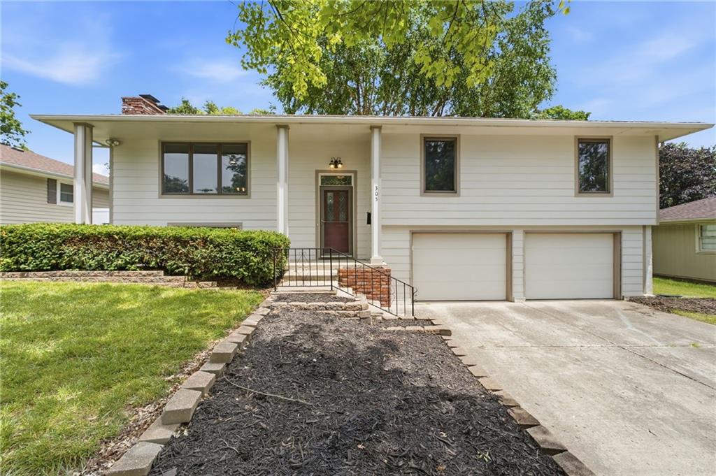 305 SW Marion Lane, Lee's Summit, MO 64081