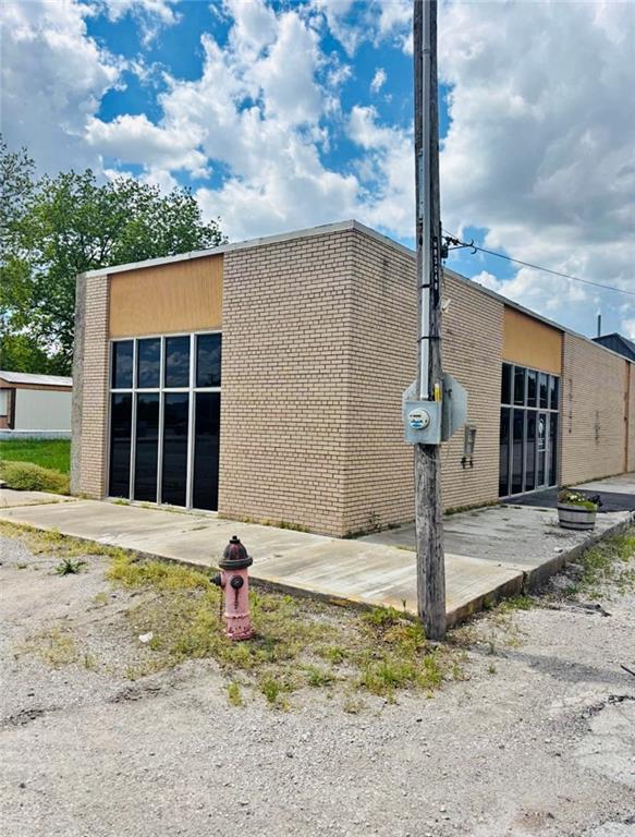 100 NE 2nd Street, Hardin, MO 64035