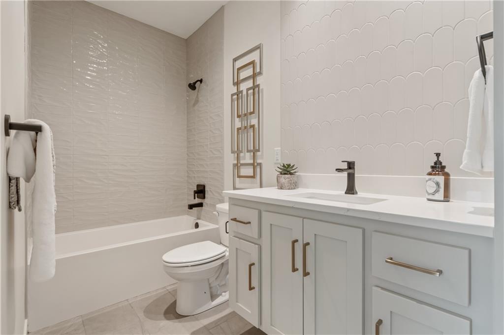 4073 NE Chapel Manor Drive, Lee's Summit, MO 64064