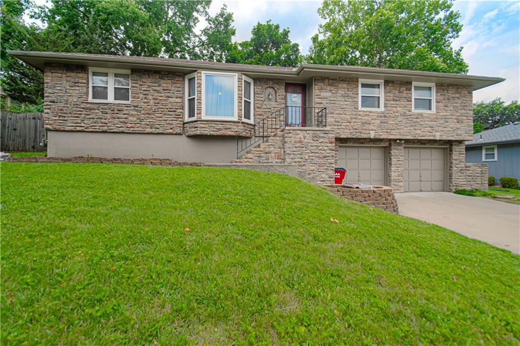 3008 S Cochise Drive, Independence, MO 64057