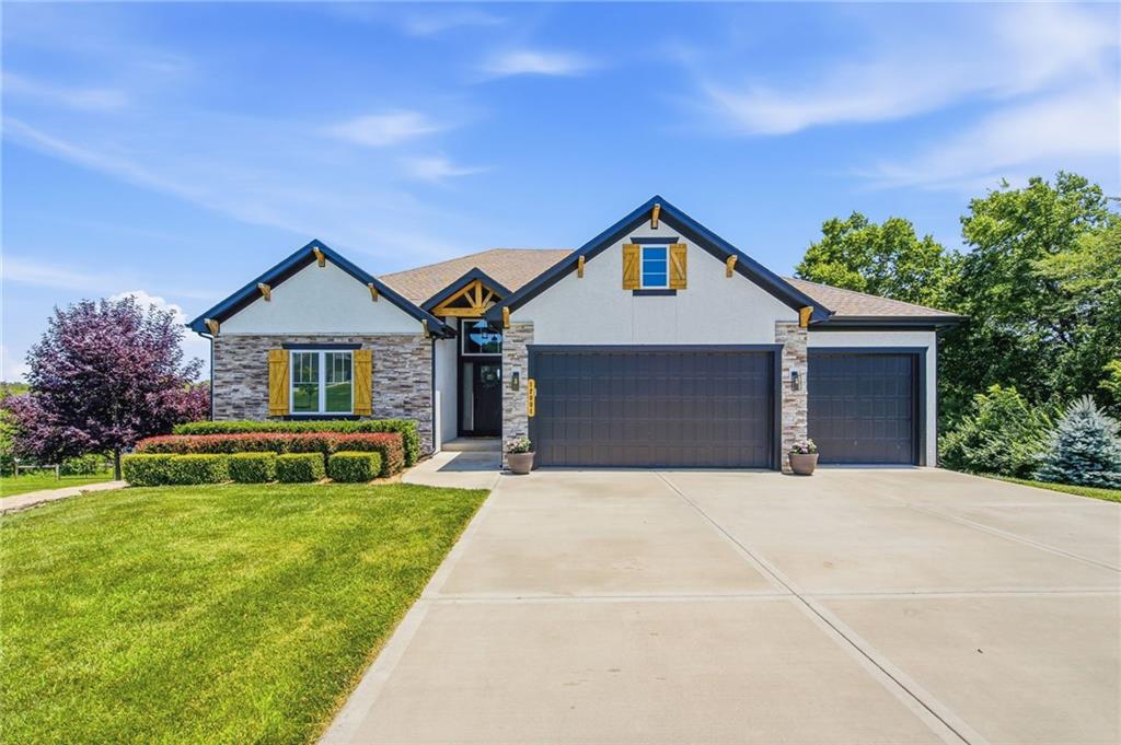 12001 S Eagle Crest Drive, Lee's Summit, MO 64086