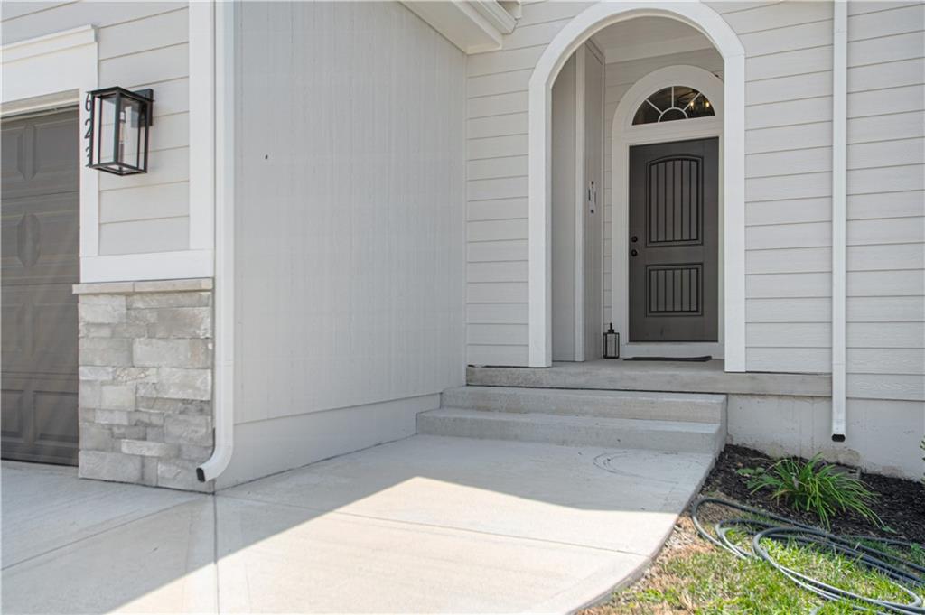 623 E 13th Street, Kearney, MO 64060