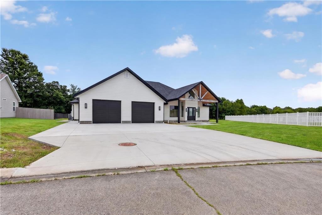 123 Vals Lane, Frontenac, KS 66762