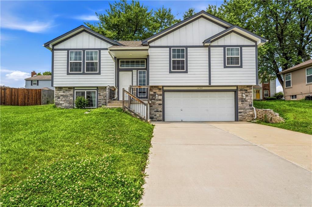 12704 Applewood Drive, Grandview, MO 64030