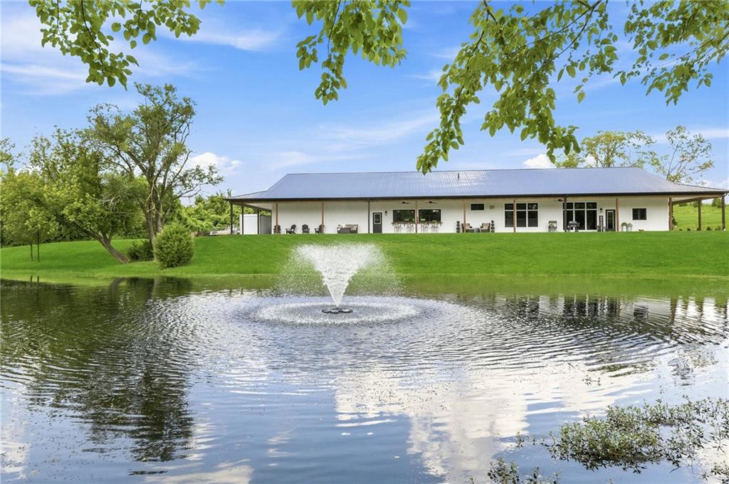 12820 NW Crooked Road, Parkville, MO 64152